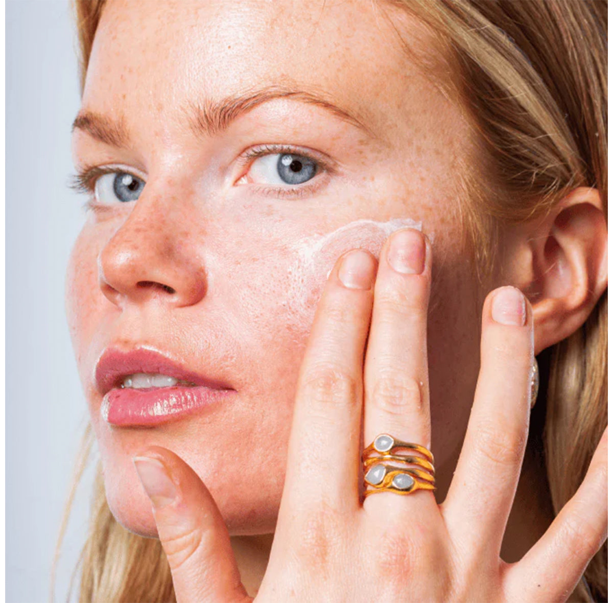 „Illuminating One“ SPF50 makiažo pagrindas