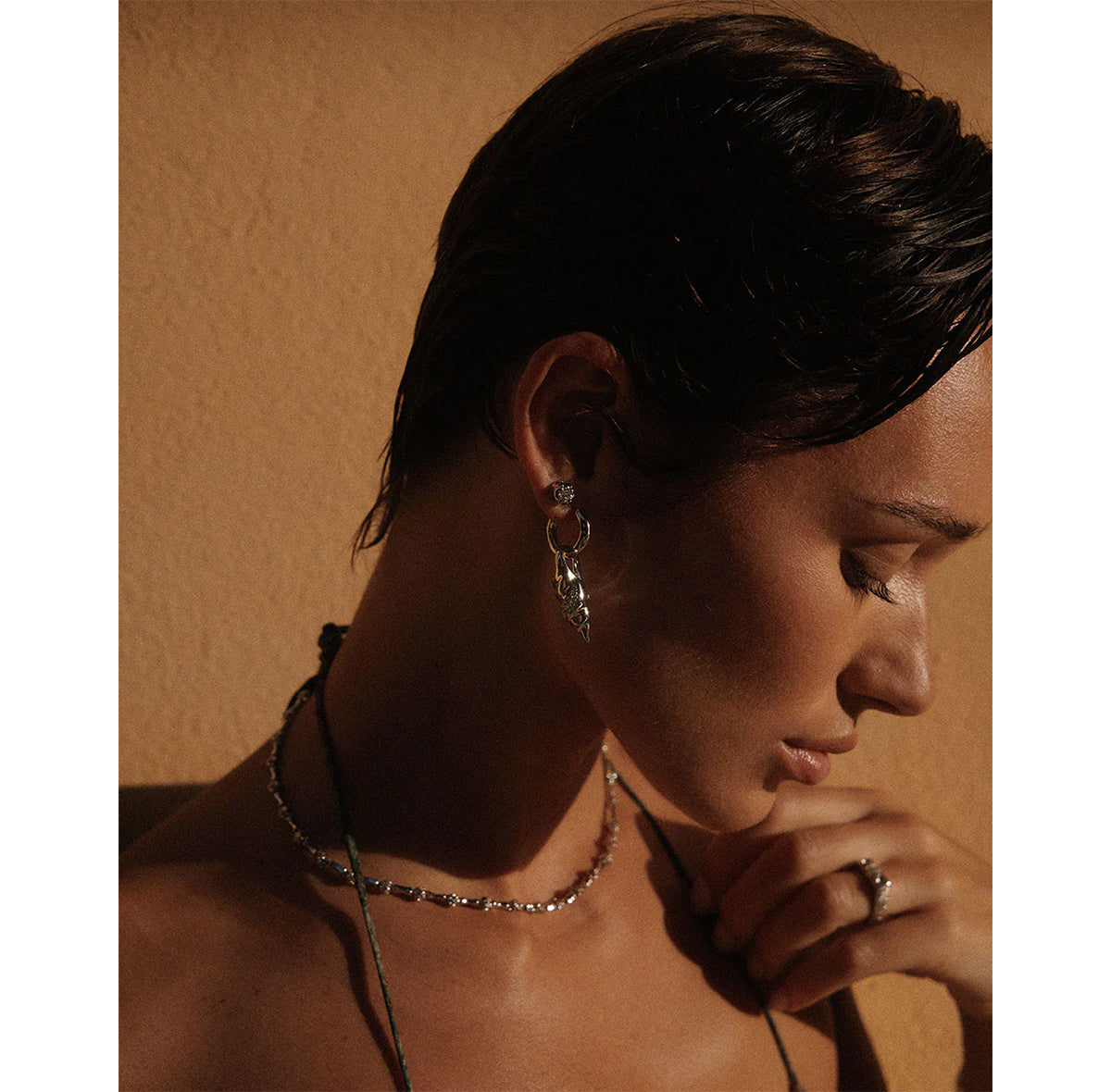 THE SEASHELL CHARM Hoops tipo sidabro spalvos auskarai